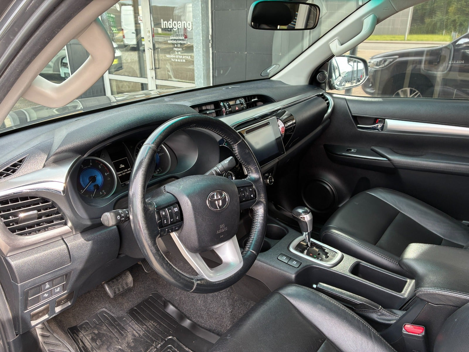 Grå Toyota HiLux fra 2017