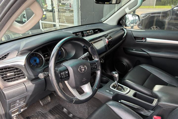 Grå Toyota HiLux fra 2017