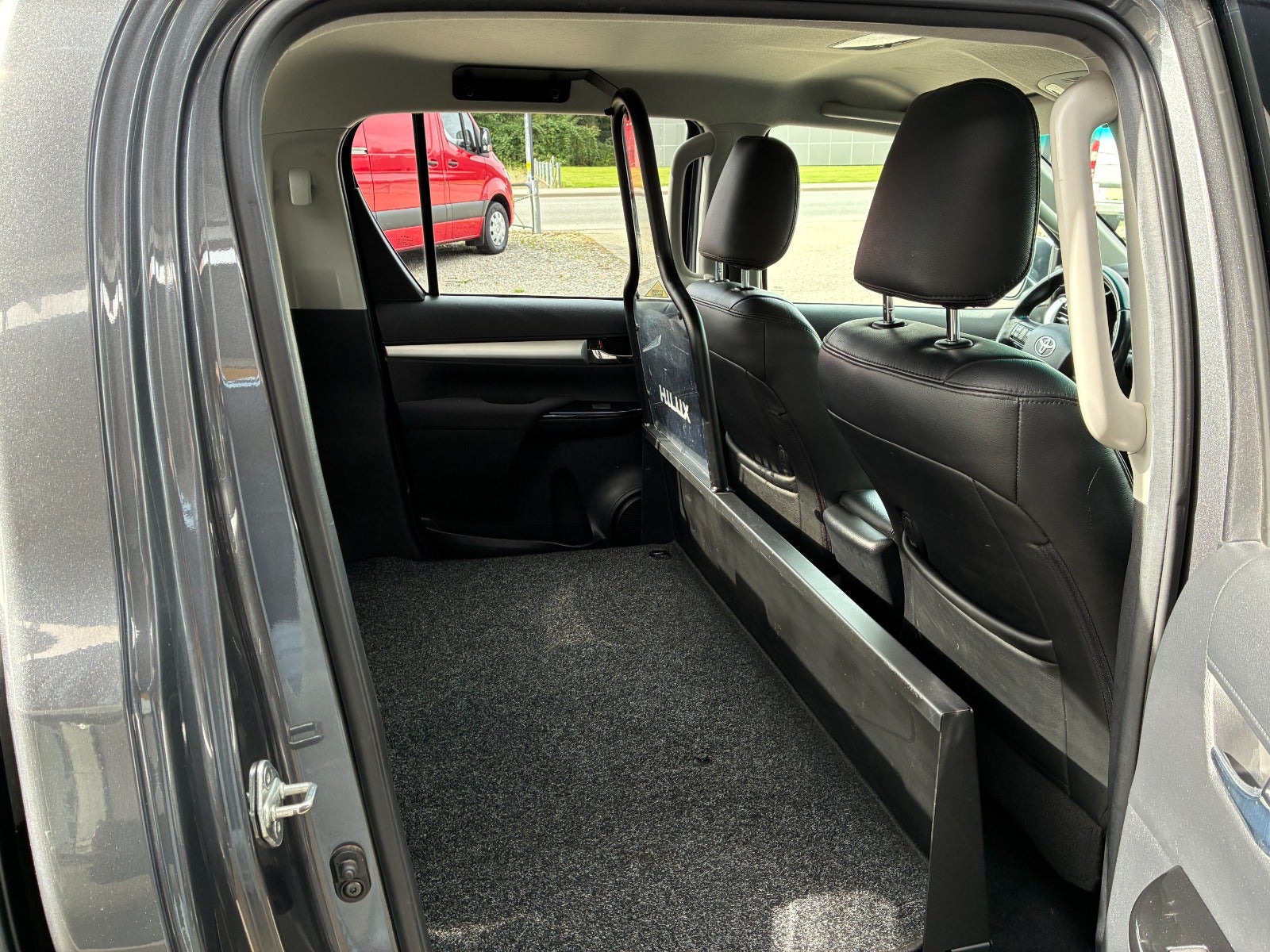 Grå Toyota HiLux fra 2017