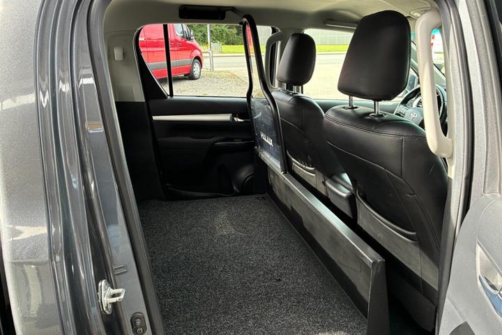 Grå Toyota HiLux fra 2017