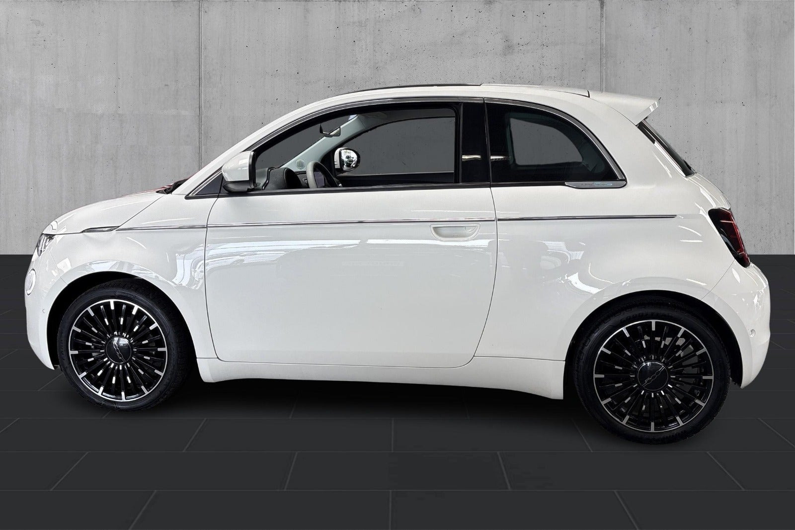Hvid Fiat 500e fra 2023