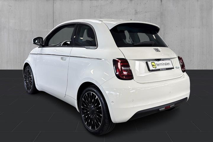 Hvid Fiat 500e fra 2023