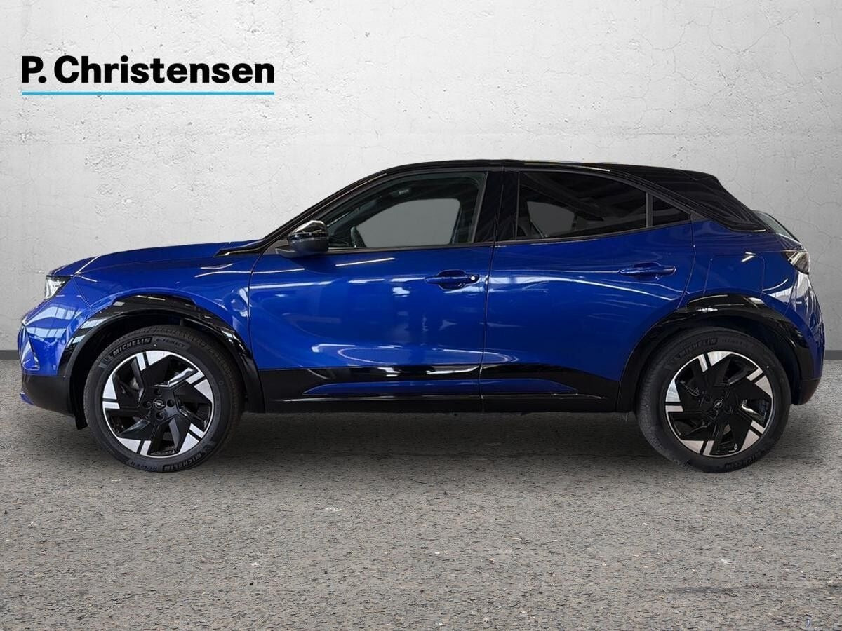 Blå Opel Mokka-e fra 2025