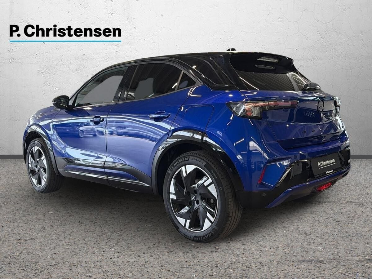 Blå Opel Mokka-e fra 2025