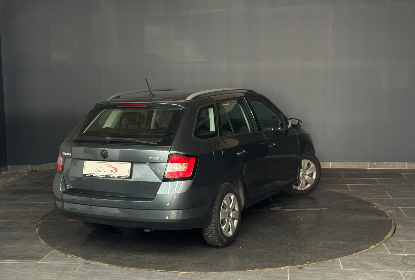 Grå Skoda Fabia fra 2016