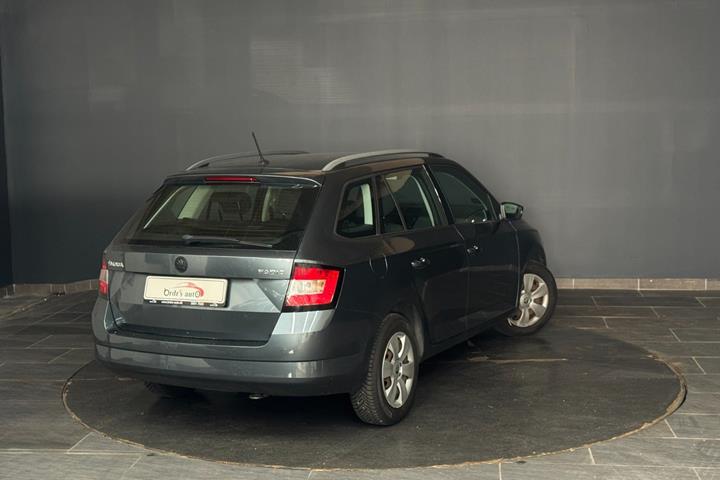 Grå Skoda Fabia fra 2016