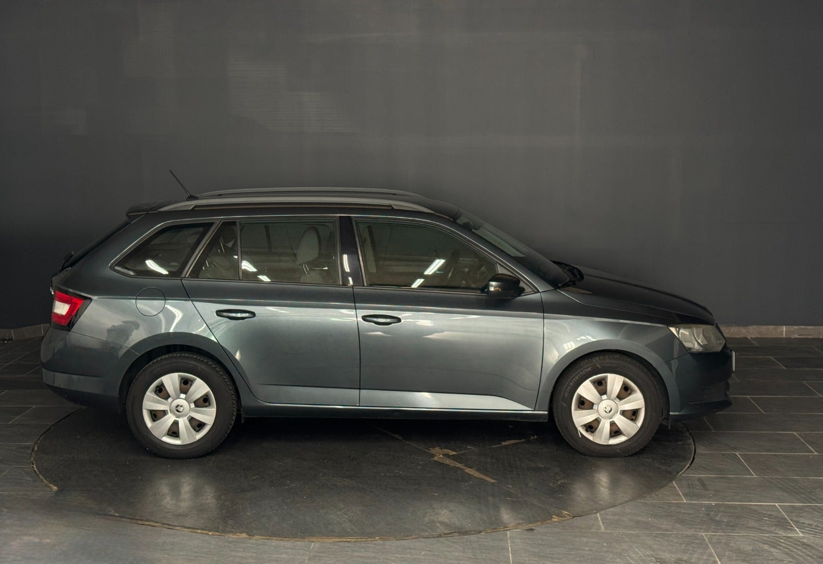 Grå Skoda Fabia fra 2016