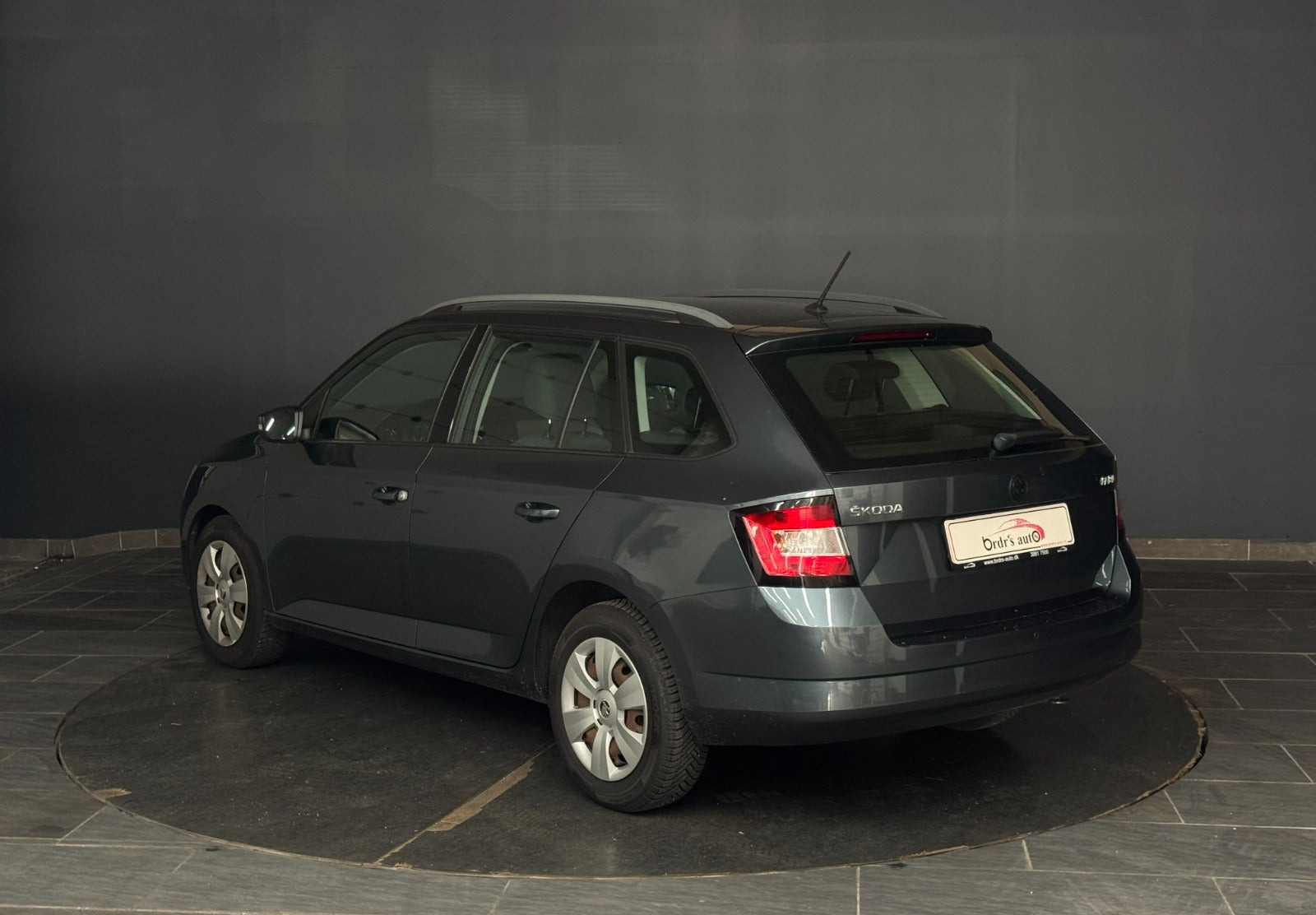 Grå Skoda Fabia fra 2016