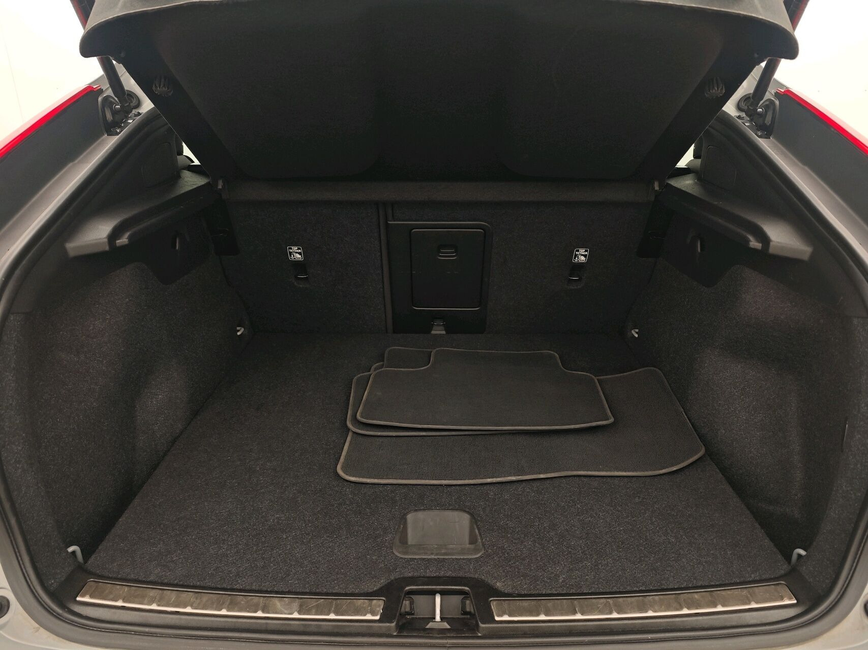 Grå Volvo C40 fra 2023