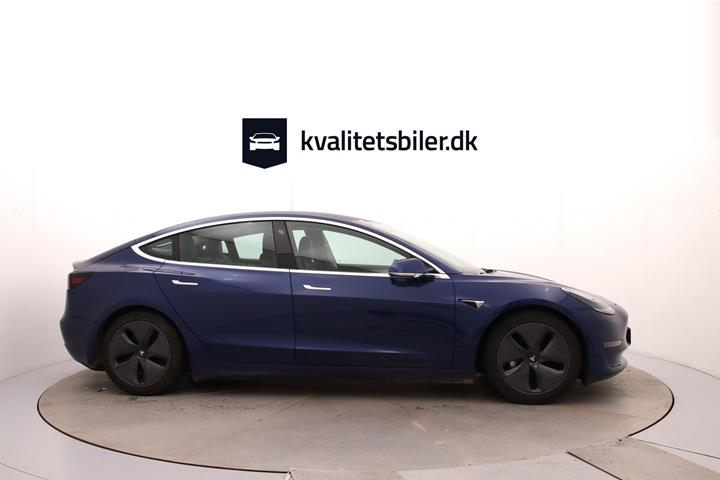 Blå Tesla Model 3 fra 2019