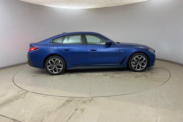 Blå BMW i4 fra 2023
