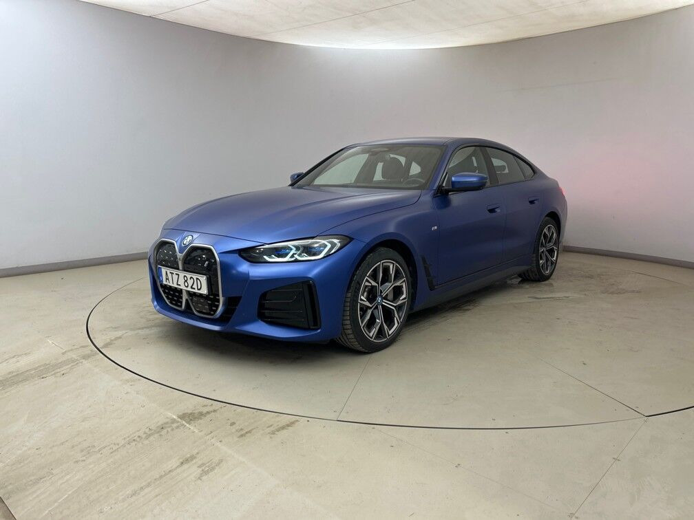 Blå BMW i4 fra 2023