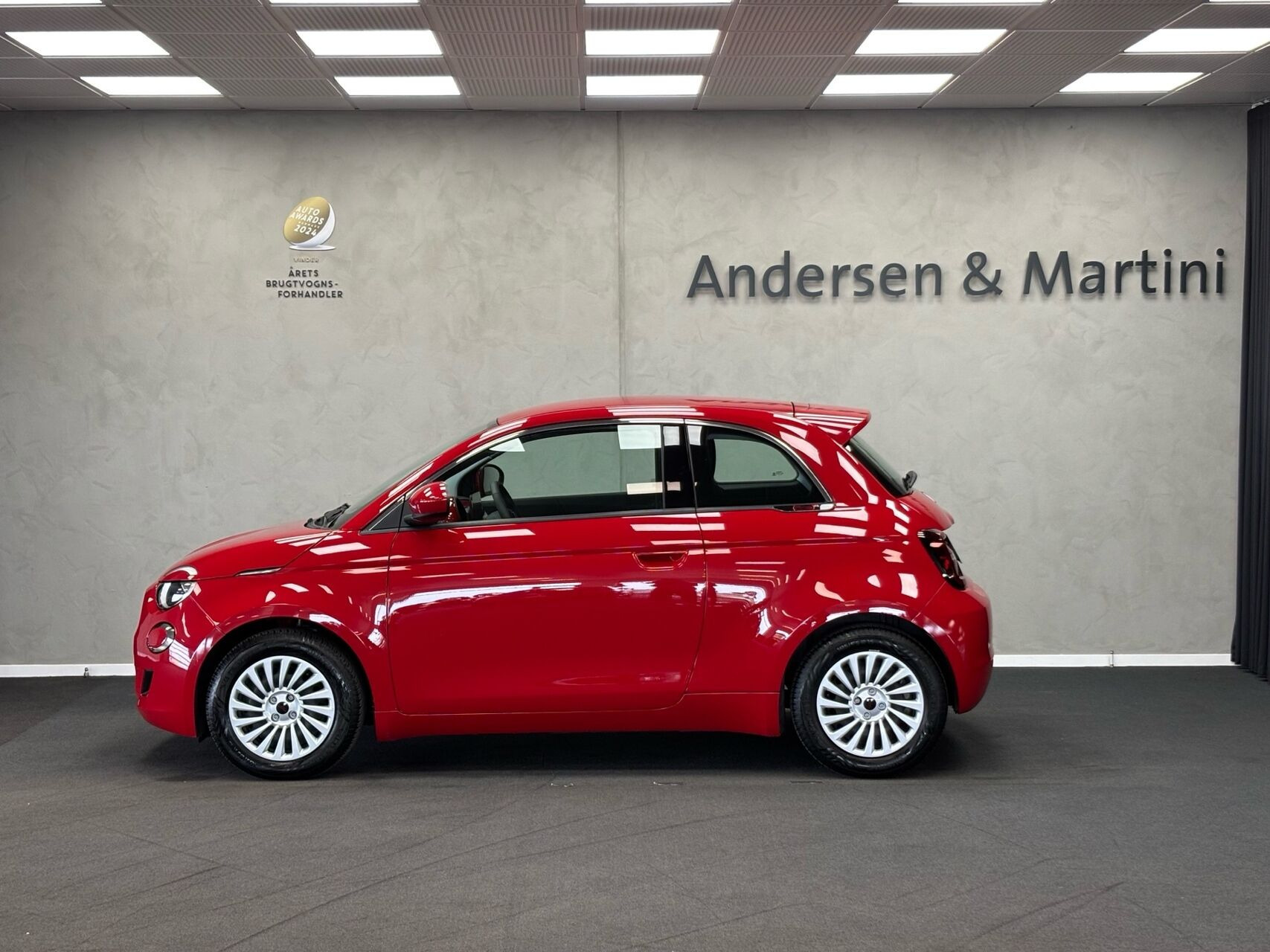 Rød Fiat 500e fra 2024