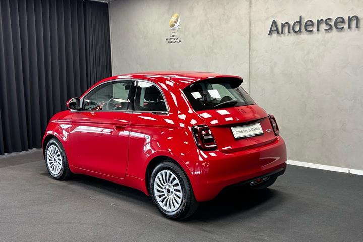 Rød Fiat 500e fra 2024