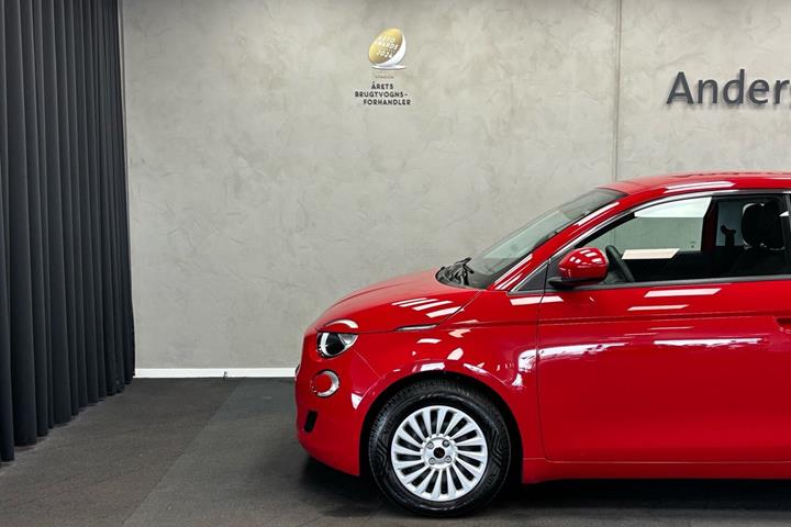 Rød Fiat 500e fra 2024