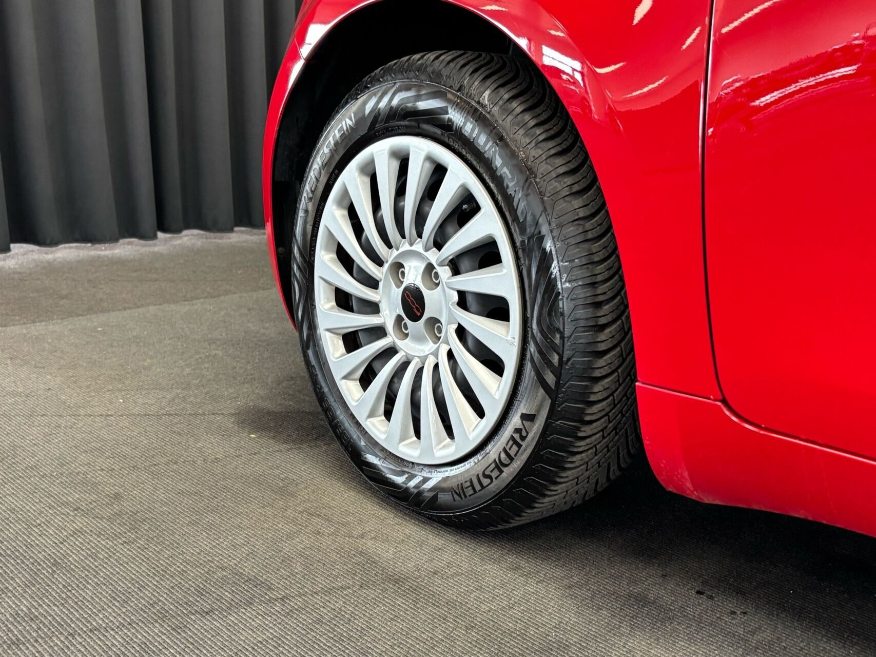 Rød Fiat 500e fra 2024