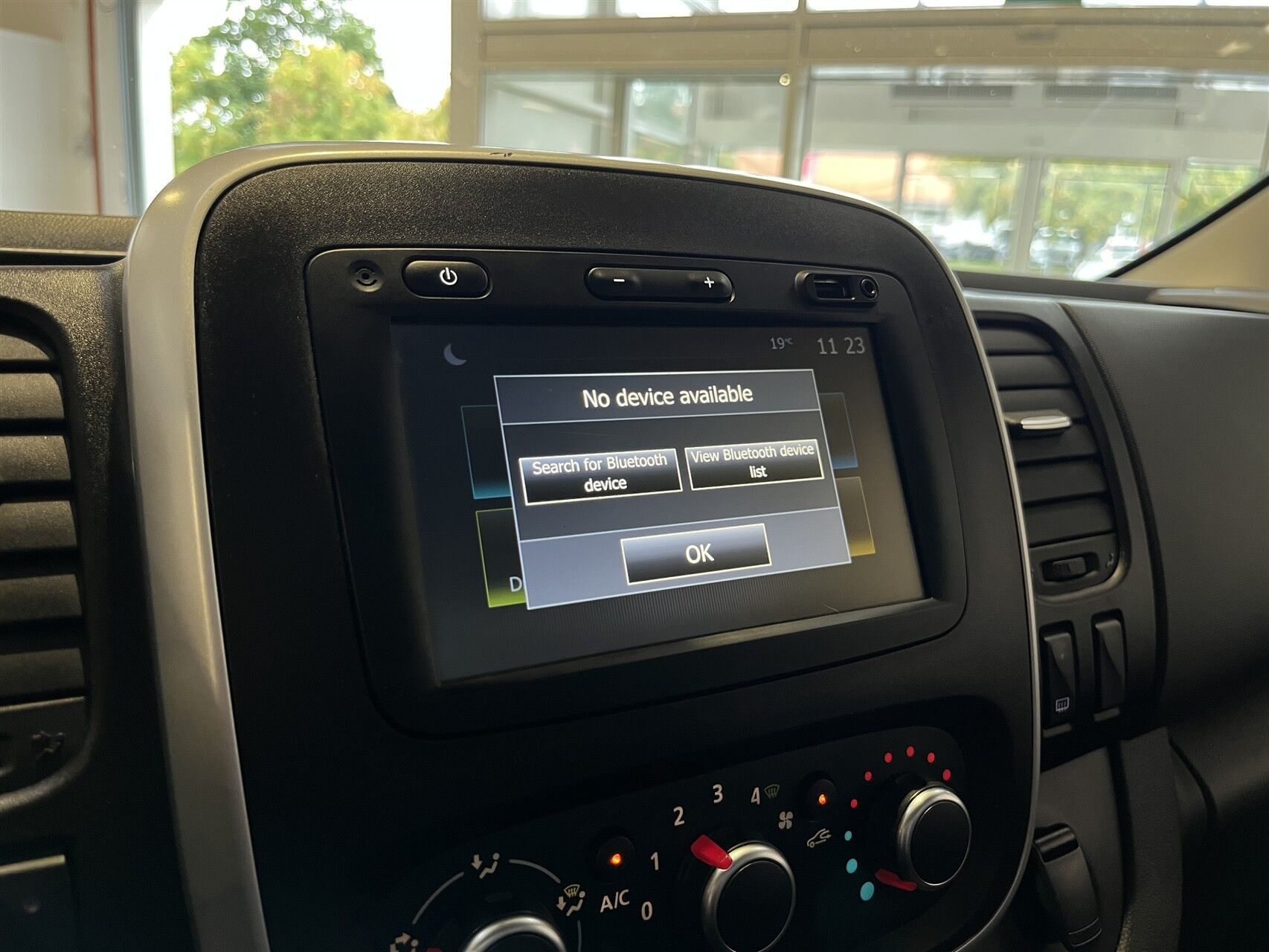 Hvid Renault Trafic fra 2021