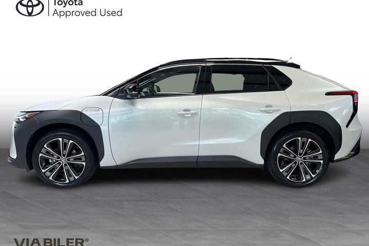 Hvid Toyota BZ4X fra 2023