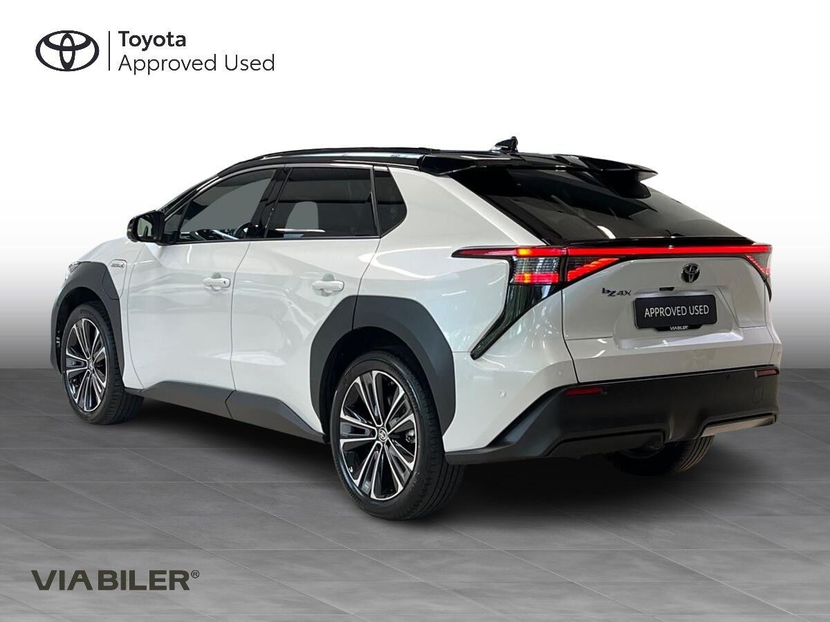 Hvid Toyota BZ4X fra 2023