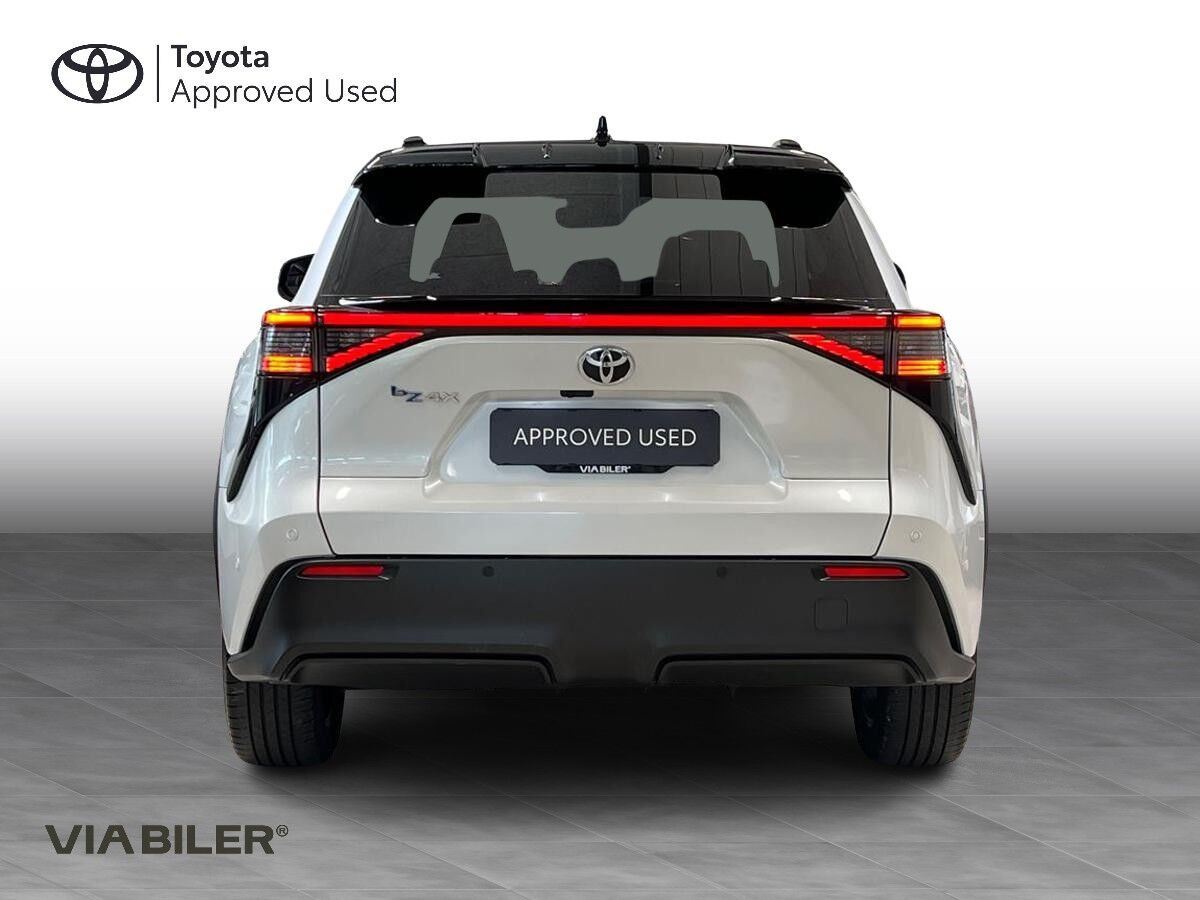 Hvid Toyota BZ4X fra 2023