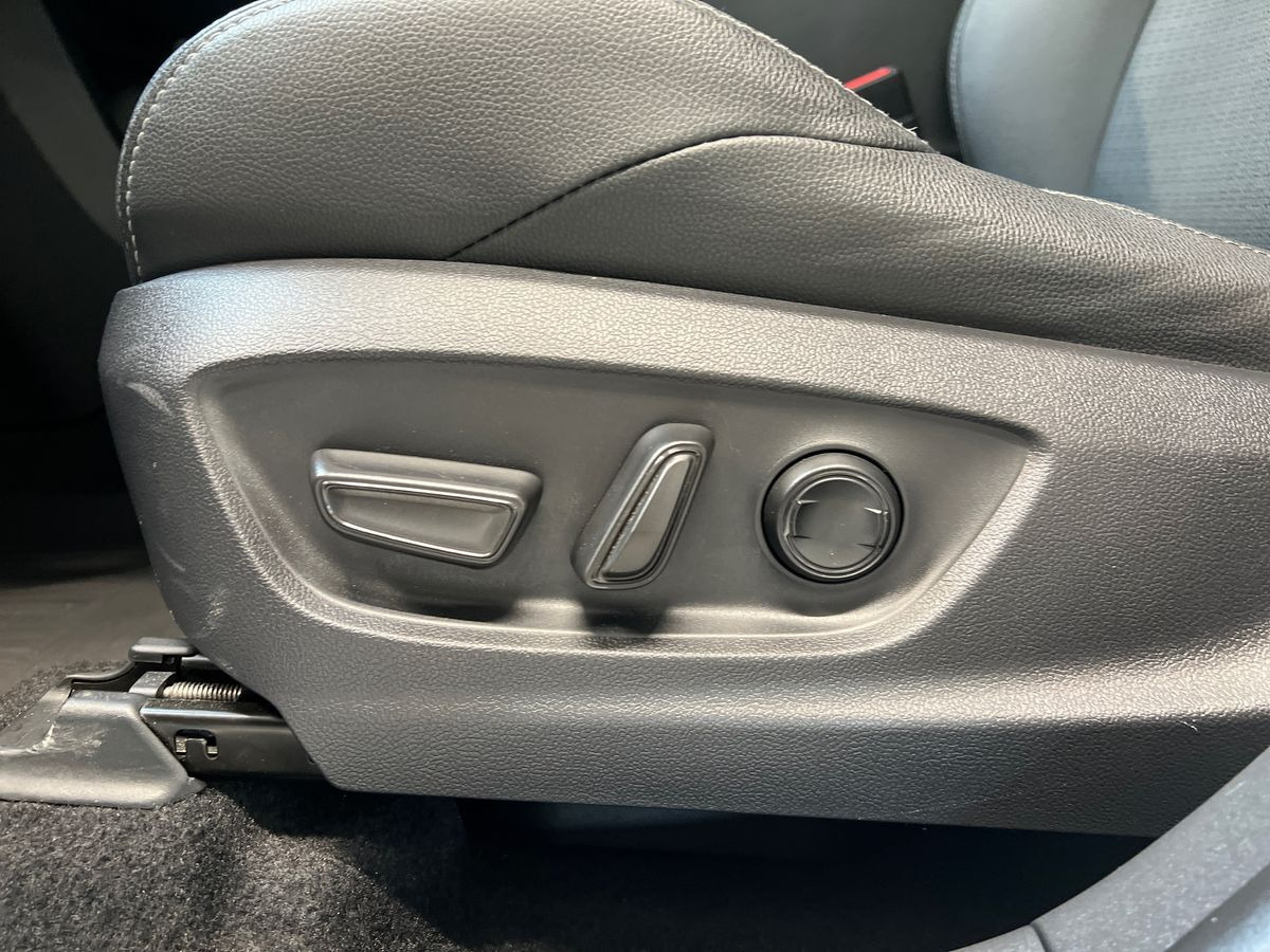 Hvid Toyota BZ4X fra 2023