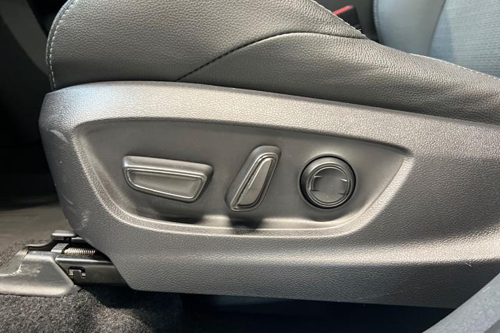 Hvid Toyota BZ4X fra 2023