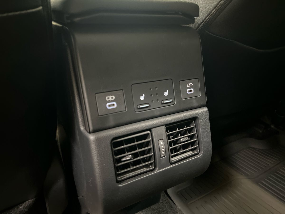 Hvid Toyota BZ4X fra 2023