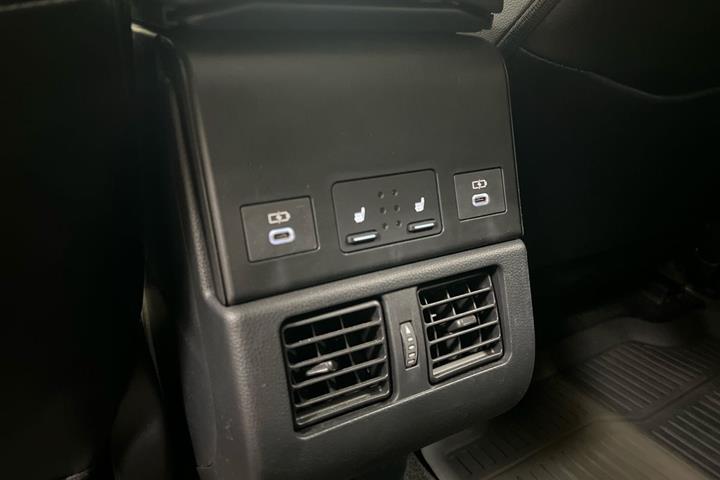 Hvid Toyota BZ4X fra 2023