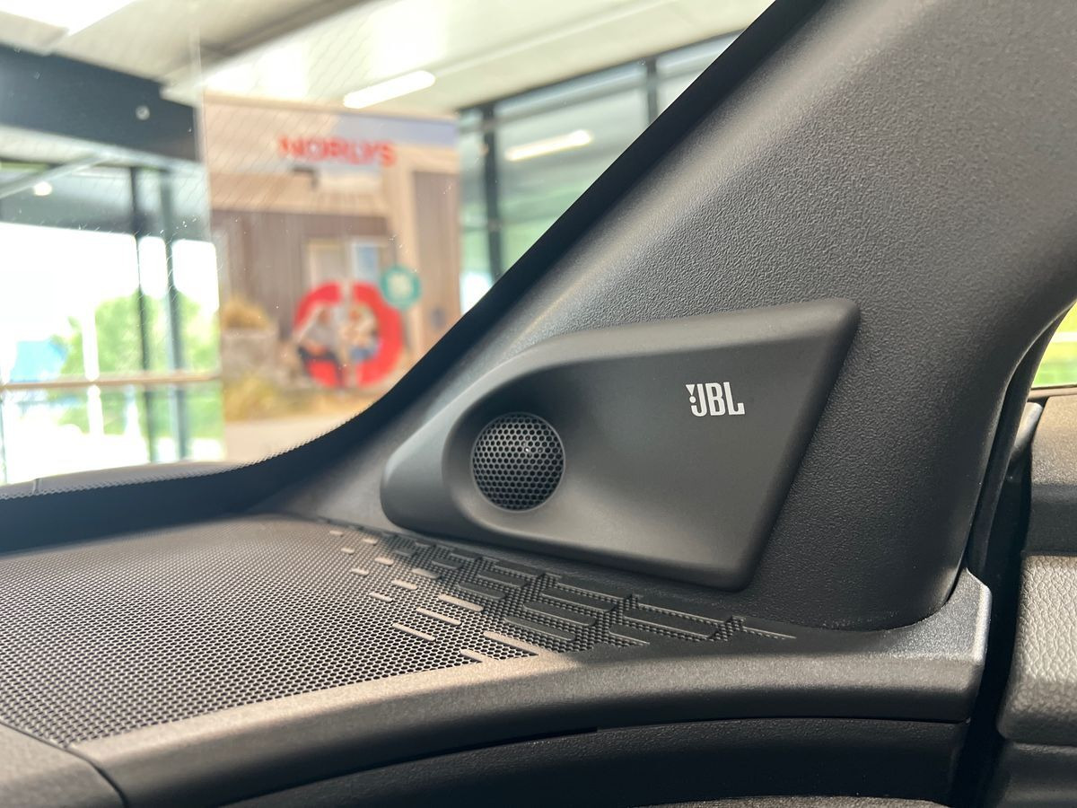 Hvid Toyota BZ4X fra 2023