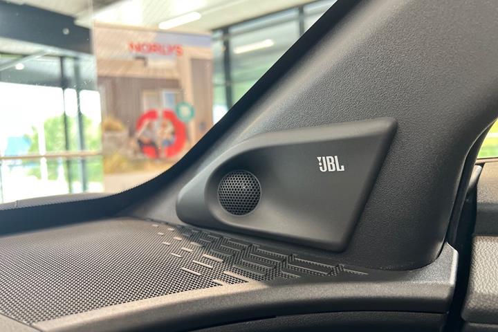 Hvid Toyota BZ4X fra 2023