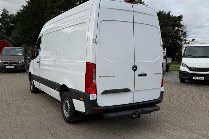 Hvid Mercedes Sprinter fra 2025