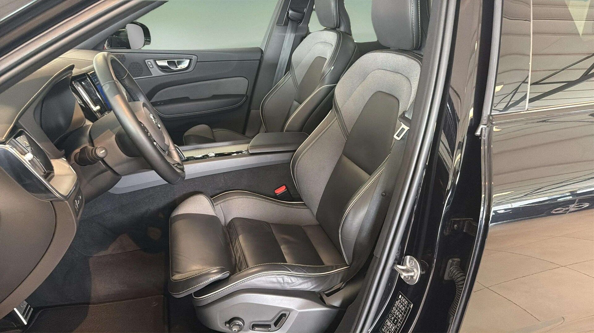 Sort Volvo XC60 fra 2022