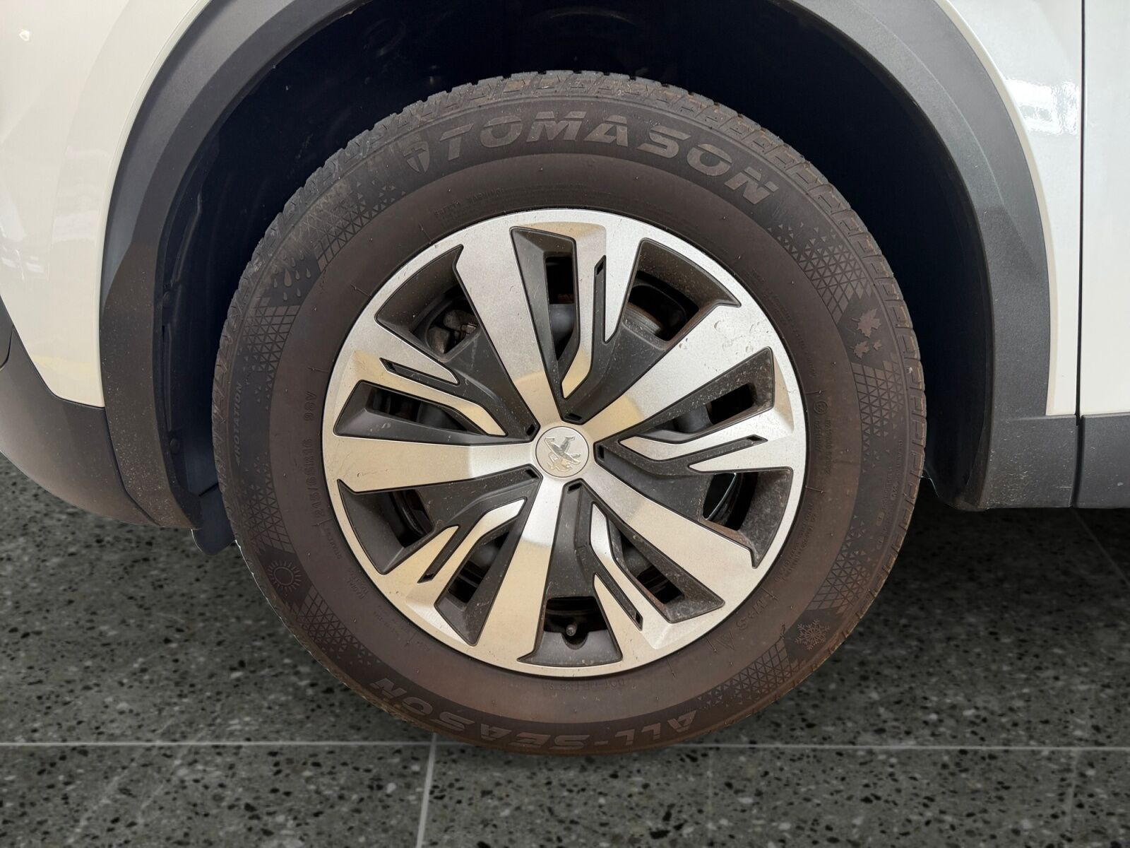 Hvid Peugeot e-2008 fra 2023