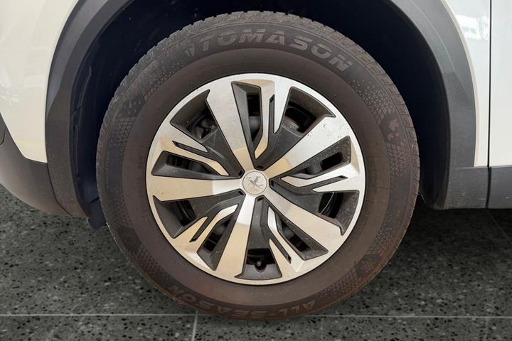 Hvid Peugeot e-2008 fra 2023