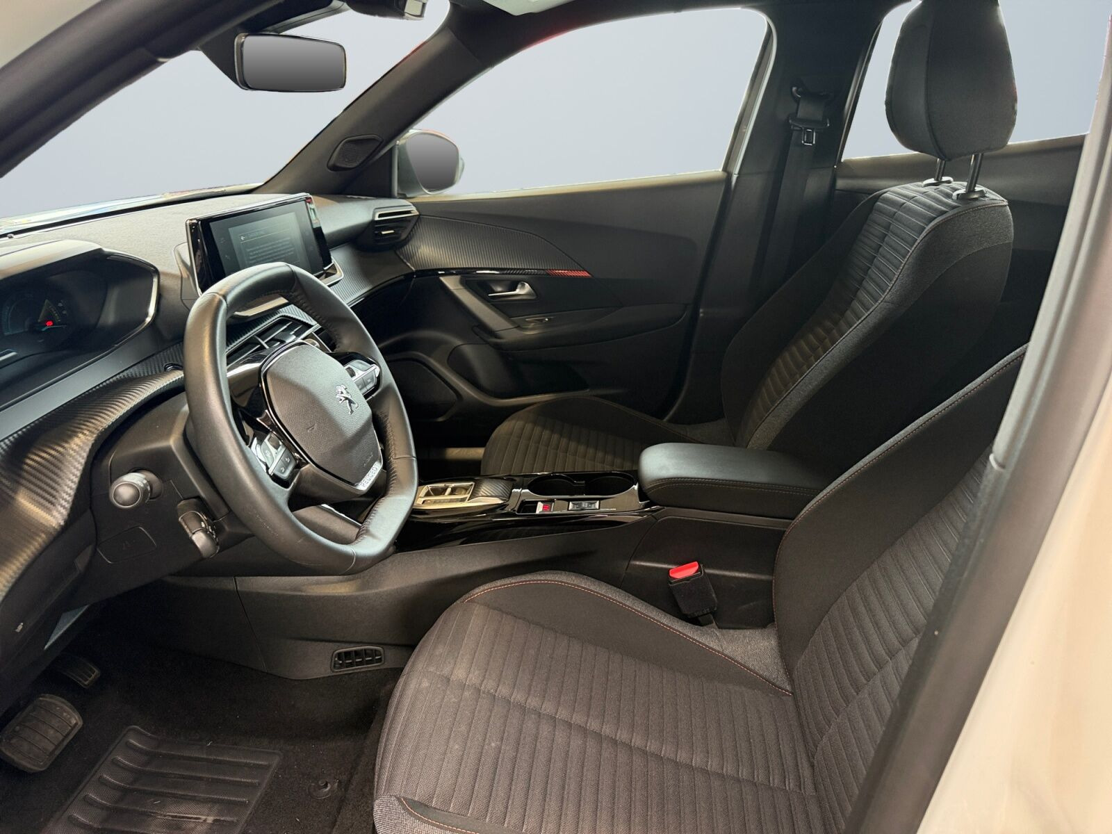 Hvid Peugeot e-2008 fra 2023