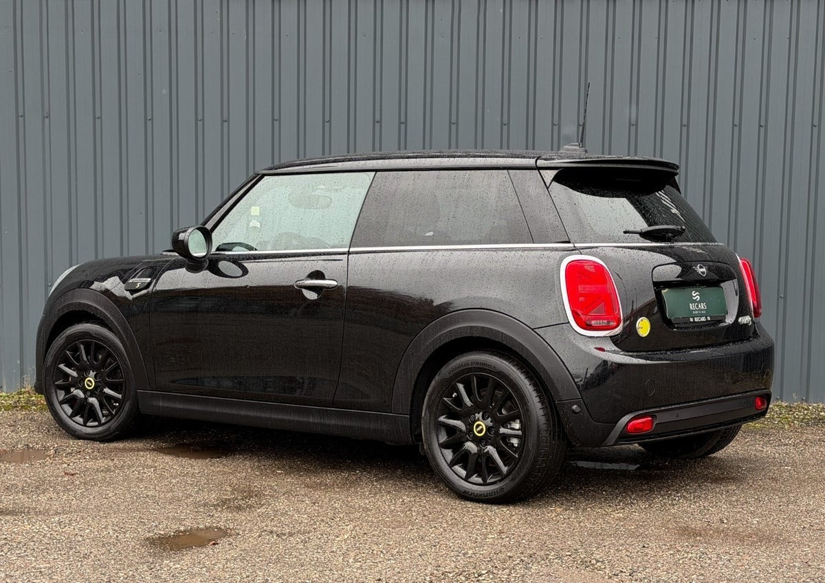 Sort Mini Cooper SE fra 2023