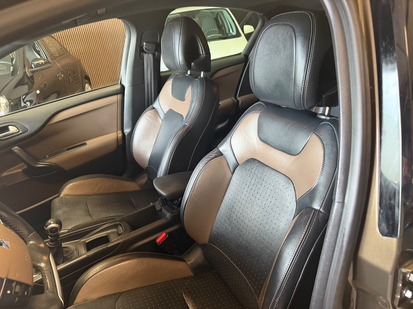 Brun Citroën DS4 fra 2011