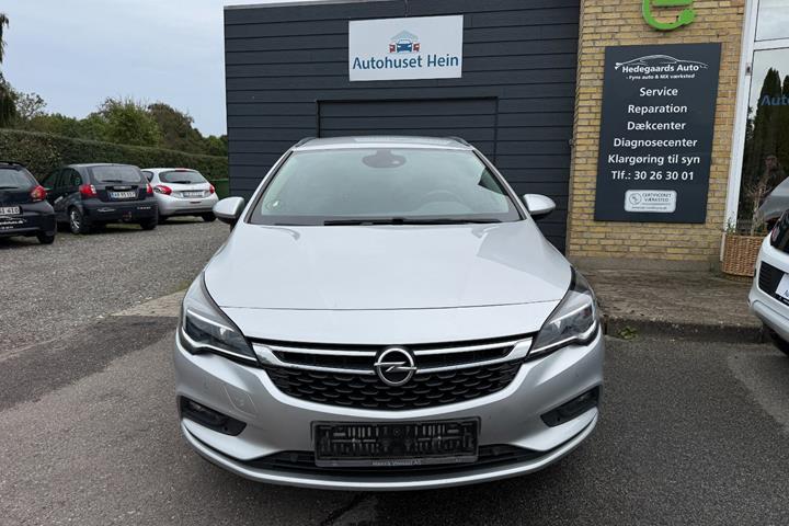 Sølv Opel Astra fra 2019