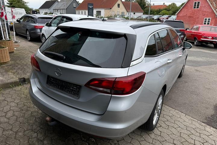 Sølv Opel Astra fra 2019