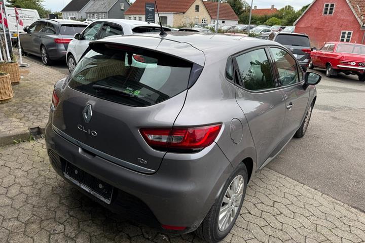 Grå Renault Clio IV fra 2016