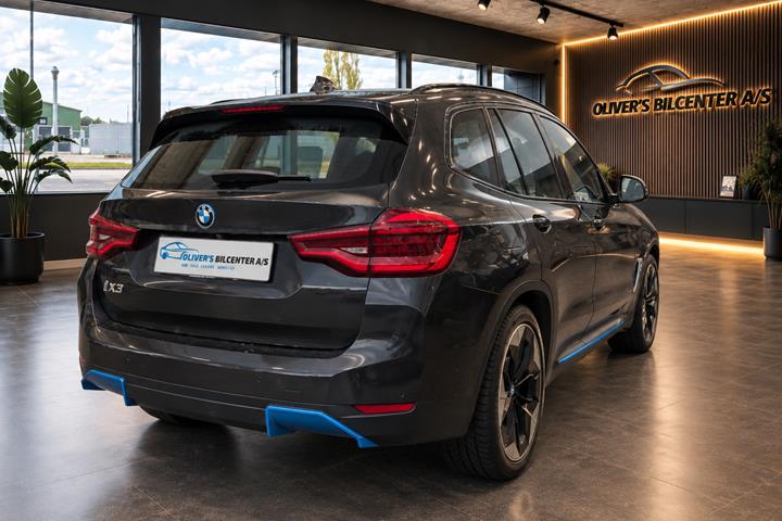 Grå BMW iX3 fra 2021