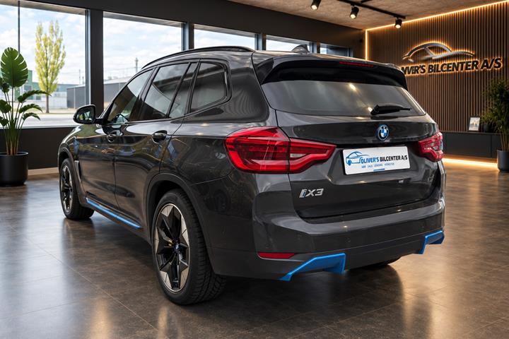 Grå BMW iX3 fra 2021