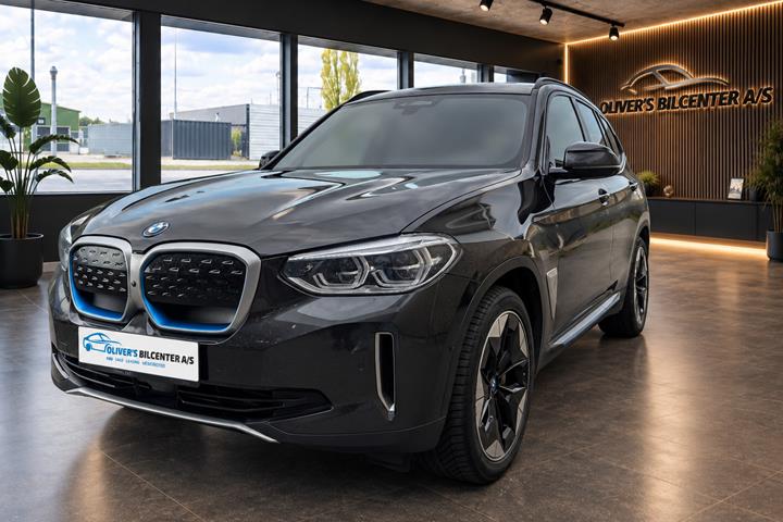 Grå BMW iX3 fra 2021
