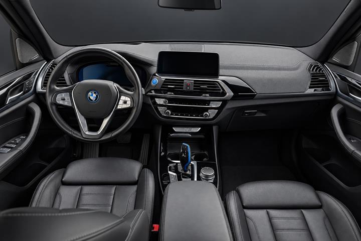 Grå BMW iX3 fra 2021