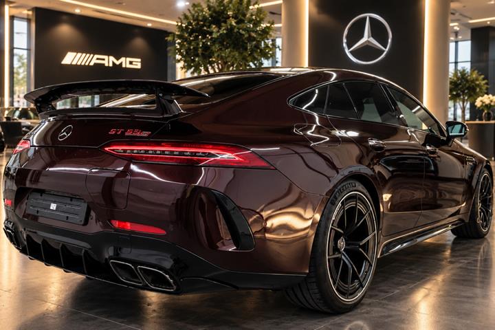 Gul Mercedes AMG GT 63 fra 2023