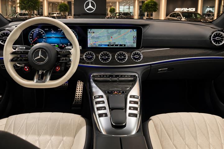 Gul Mercedes AMG GT 63 fra 2023