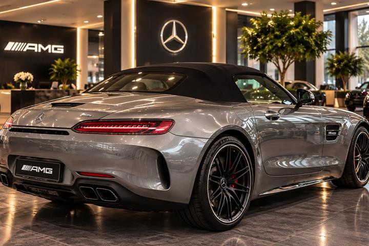 Grå Mercedes AMG GT C fra 2021