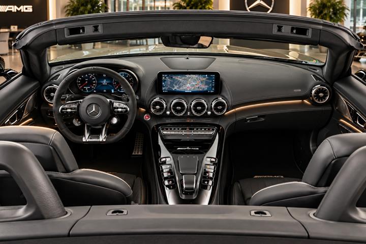 Grå Mercedes AMG GT C fra 2021
