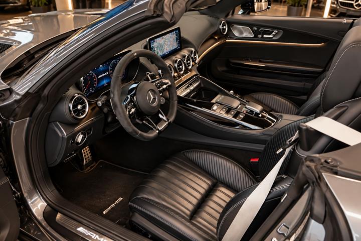 Grå Mercedes AMG GT C fra 2021