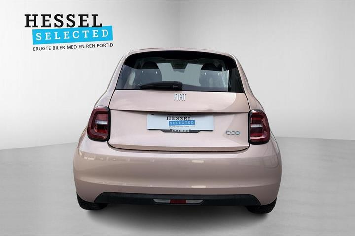 Pink Fiat 500e fra 2023